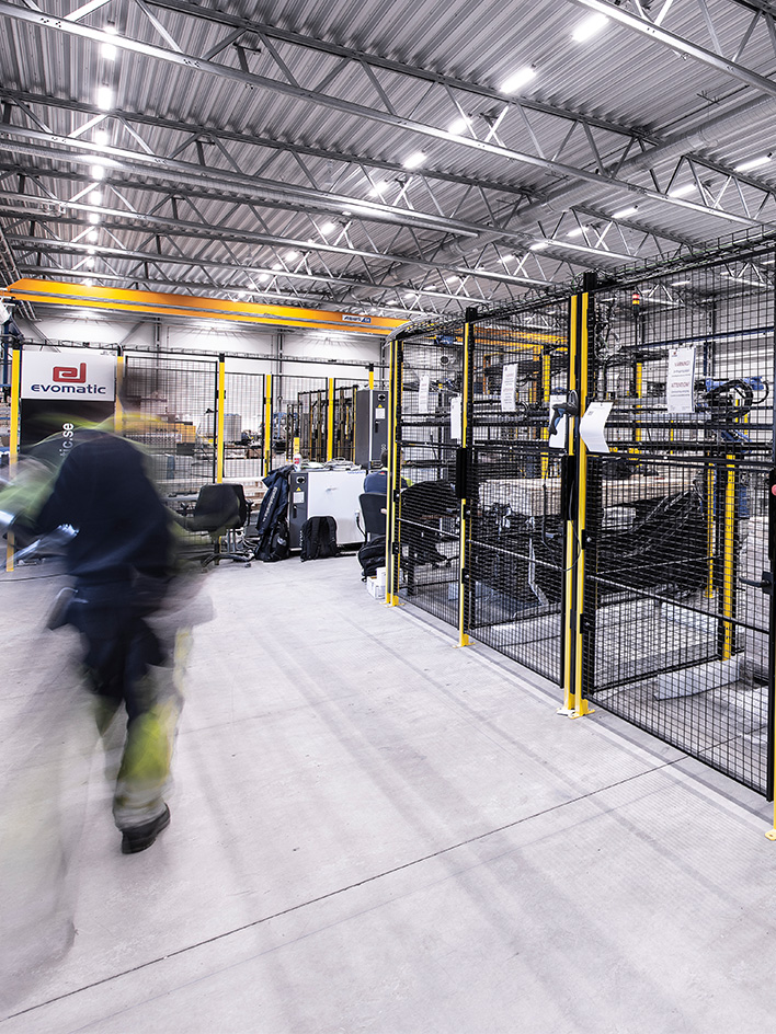 Stationäre automatische Lager- und Verpackungsmaschinen, einschließlich Förderanlagen, Sortierer und Palettierer, in einer Lagerumgebung