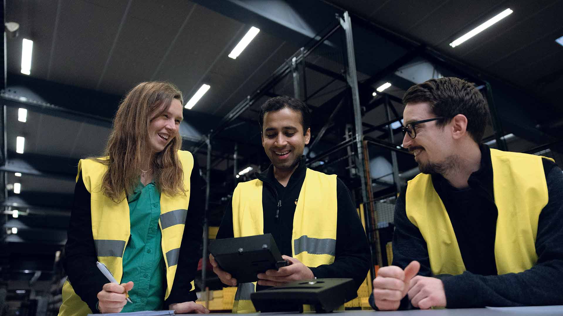 Drei Personen im Gespräch über einen Türgriff