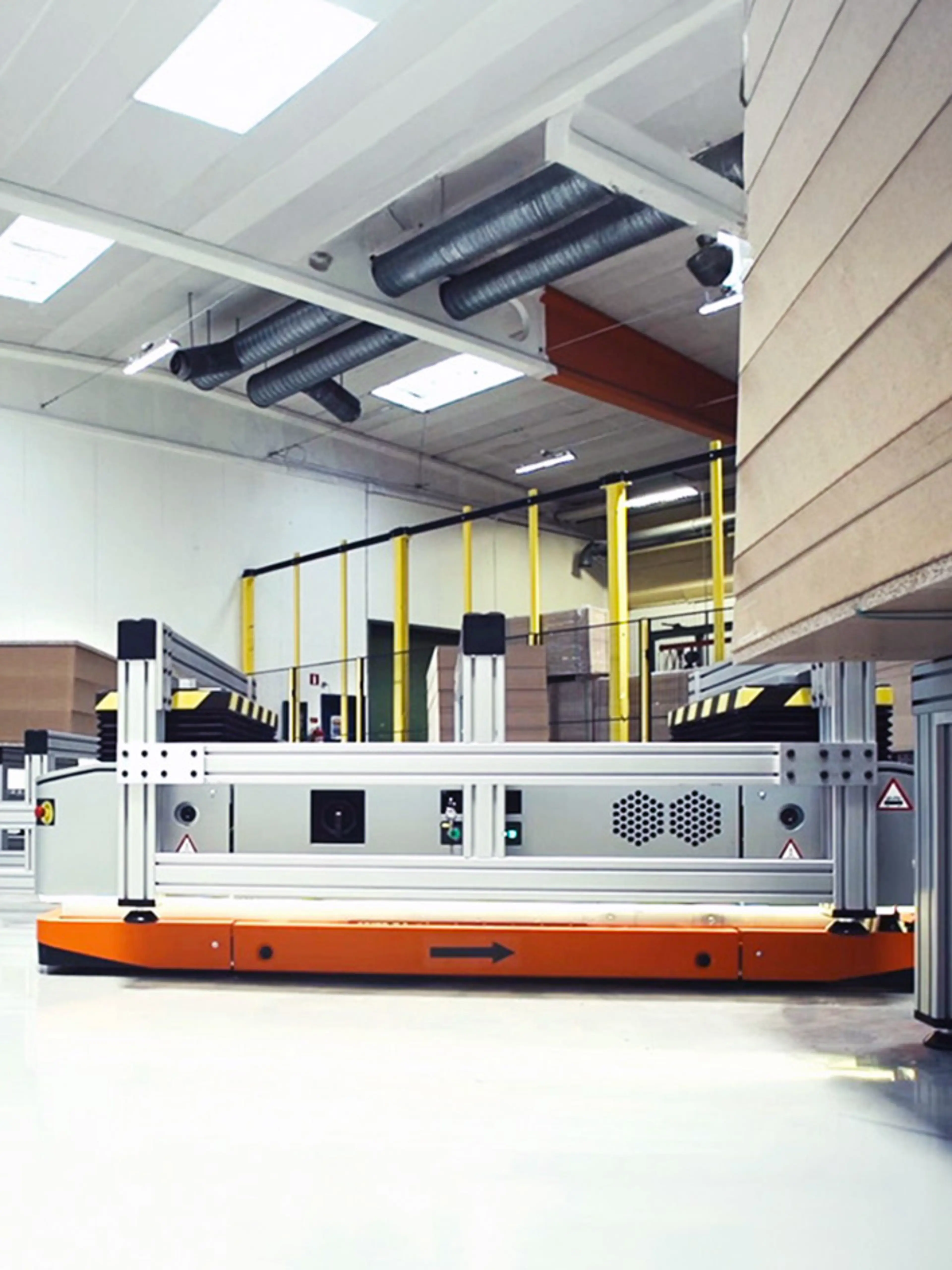 Industrieller Mobilroboter im Lagergang