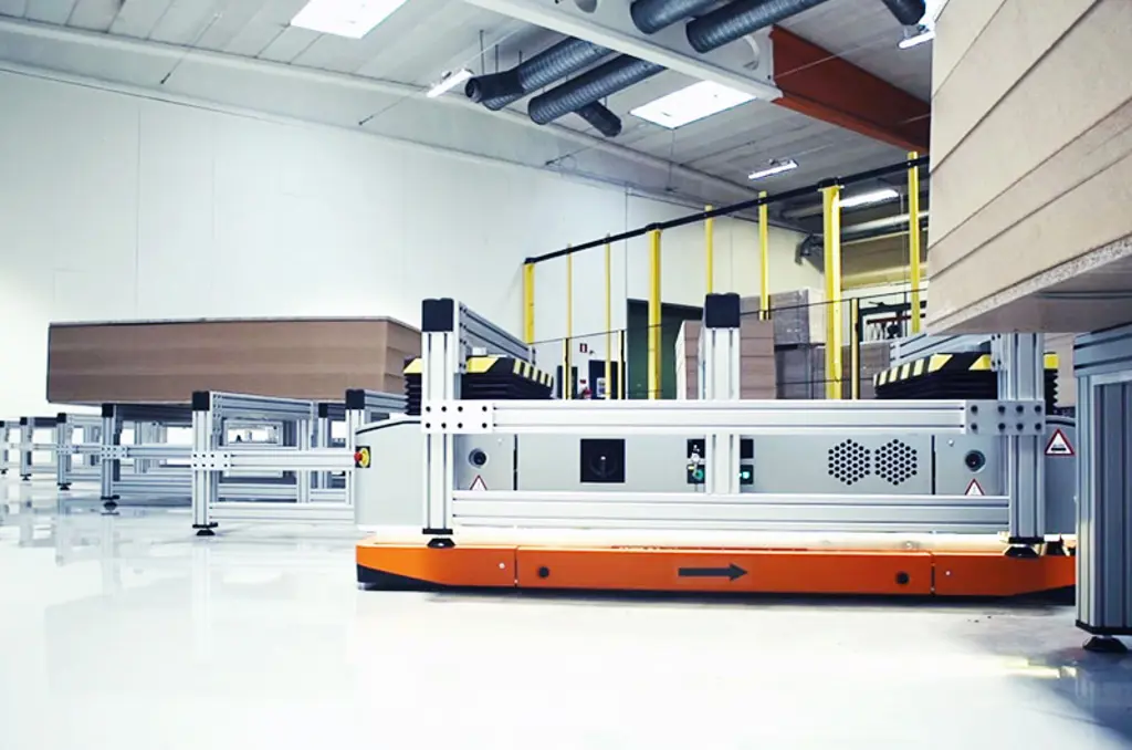 Autonomer mobiler Roboter (AMR) transportiert Waren durch ein Industriewarenlager
