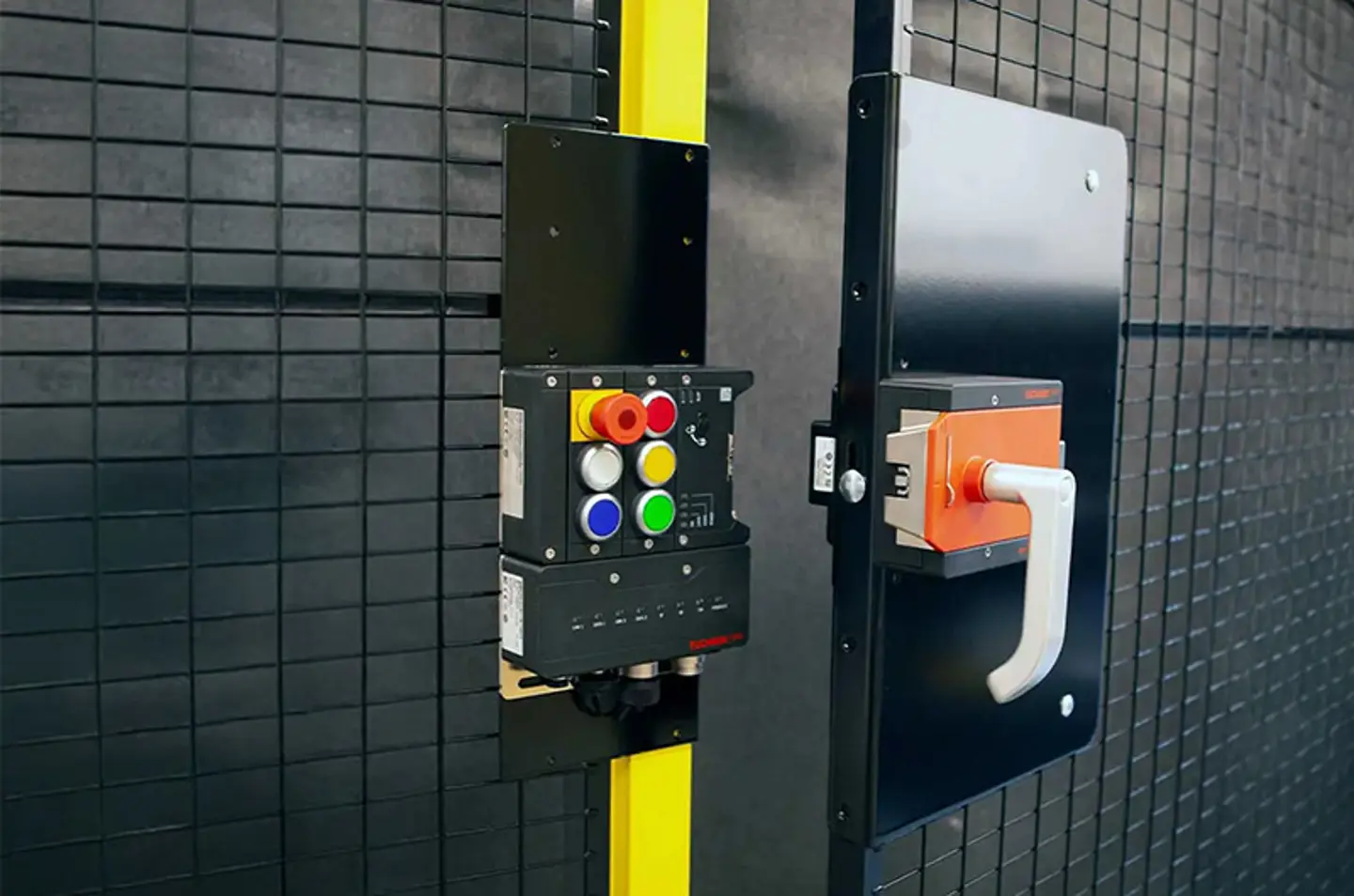 Ein Notentriegelungsschloss mit Drucktasten, das auf einer schwarzen Gitterplatte montiert ist