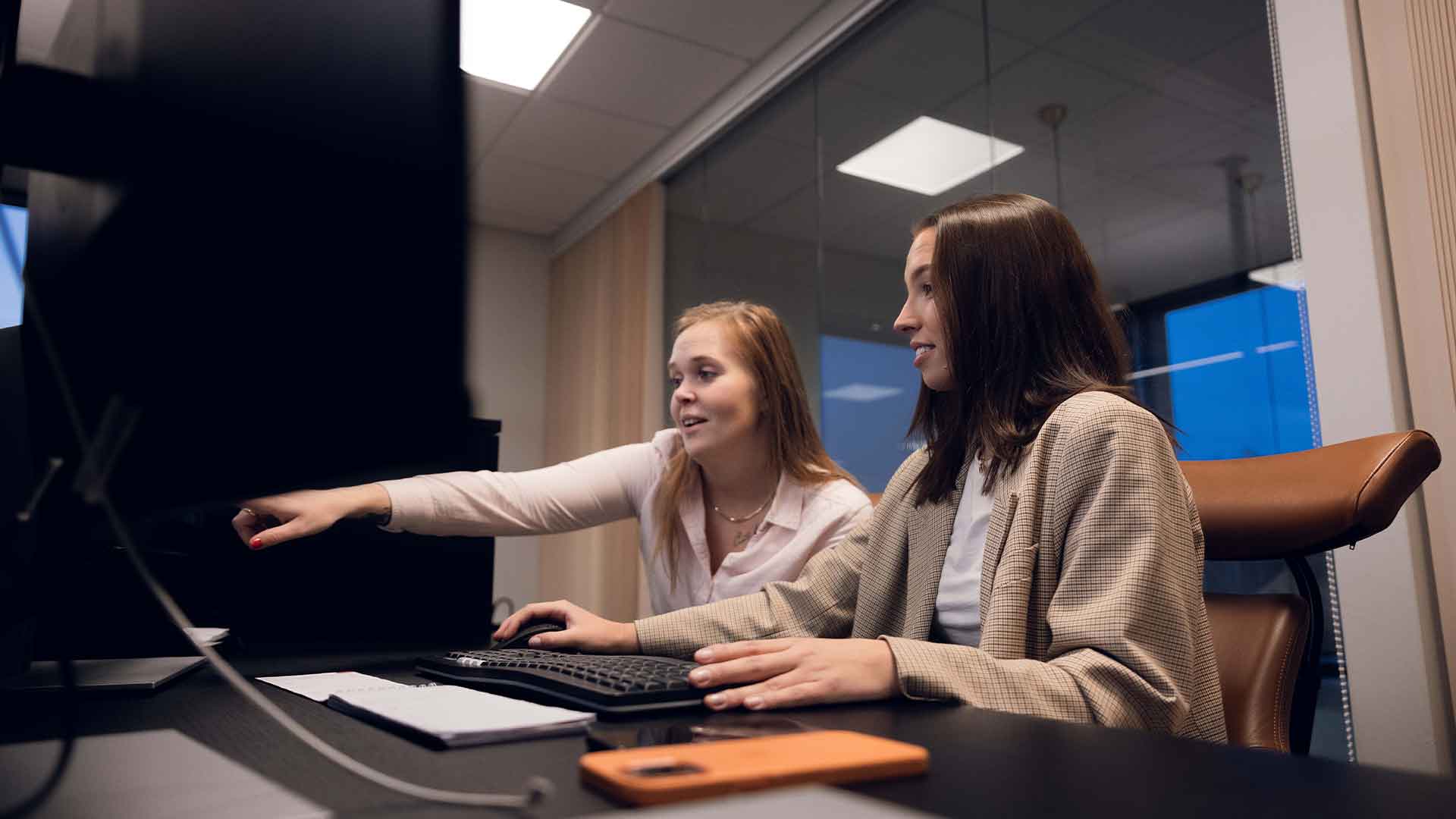 zwei Frauen schauen auf einen Computer