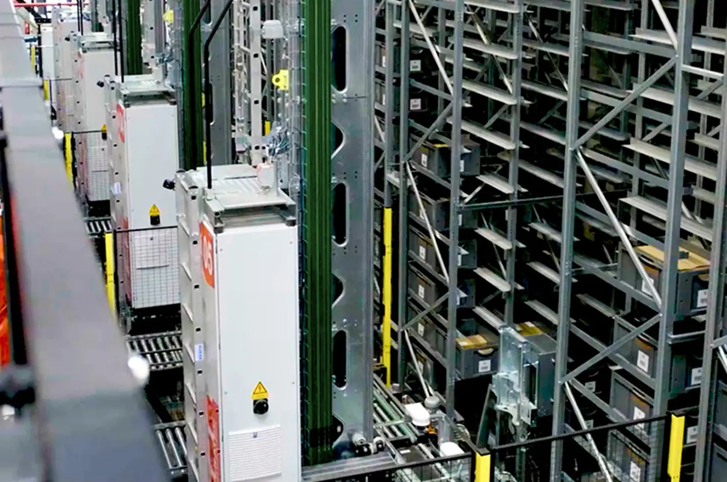 ASRS-Lagersystem mit Schutzzaun