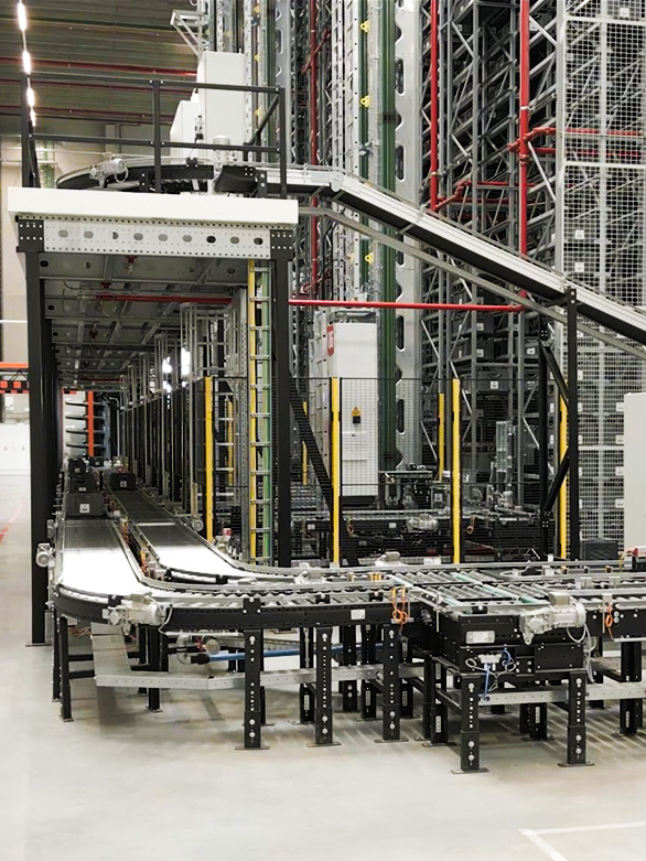 Automatisiertes Rollen- und Bandfördersystem in einem Lager, eingesetzt für den Transport von Behältern und Kisten