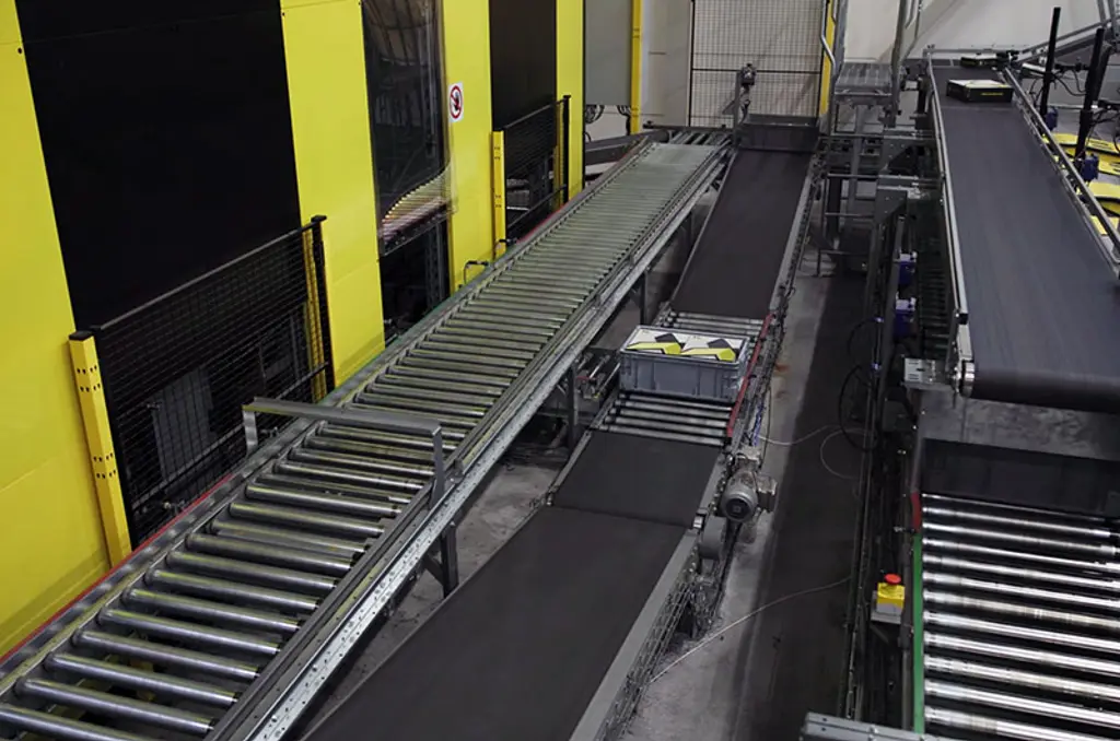 Automatisiertes Lager-Sortiersystem mit Förderanlagen und Schutzzaun für Hochgeschwindigkeitslogistik