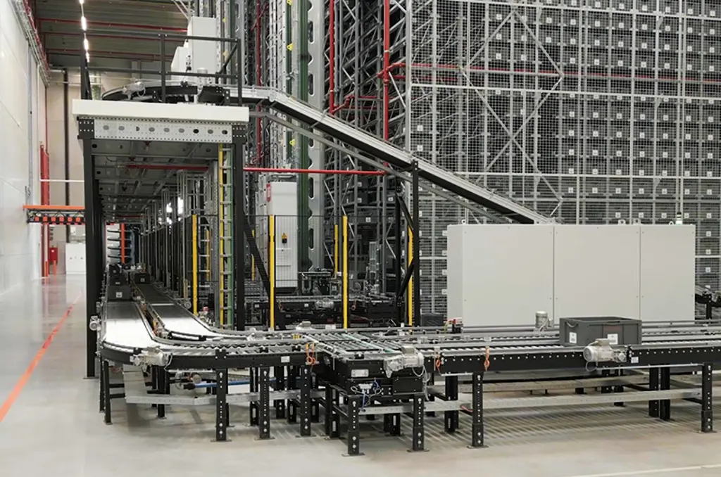 Automatisiertes Rollen- und Bandfördersystem in einem Lager, eingesetzt für den Transport von Behältern und Kisten